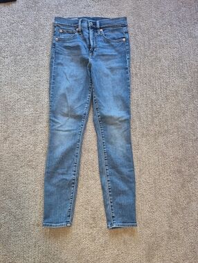 GAP Women's Skinny Jeans in Medium Blue Wash